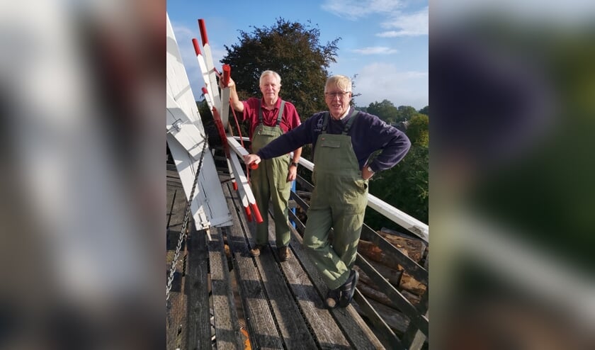 Henk Deunk (r) en Aart Wierenga zijn twee dagen bezig geweest en hebben het kruiwerk boven in de molen flink onder handen genomen. Foto: PR.