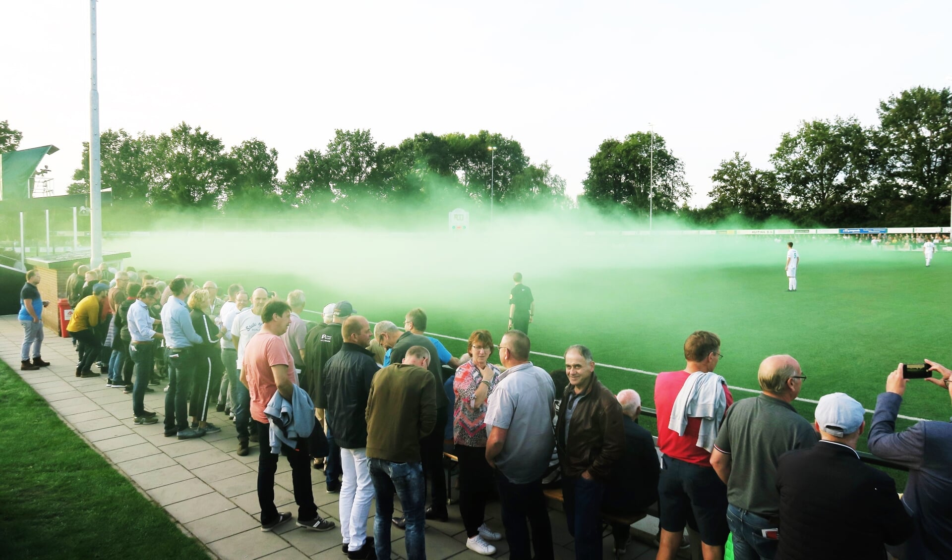 Groene RKZVC-kruitdampen voorafgaande aan de derby RKZVC - Longa '30. Foto: Theo Huijskes 