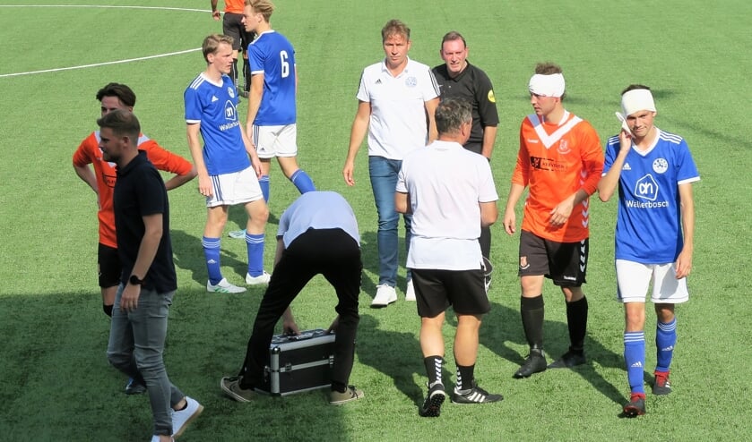 Roel Bruins (Grol) en Roel de Vries (Longa ’30) verlaten met een hoofdwond het veld. Foto: Theo Huijskes