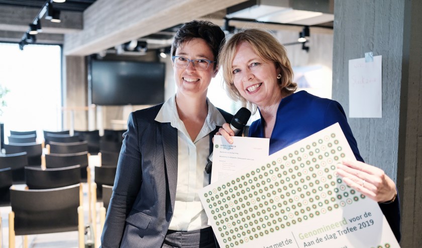 Wethouder Lambregts met Heleen Groot, na de bekendmaking van de nominatie voor gemeente Doetinchem. Foto: PR