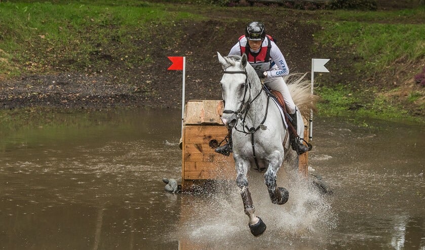 De waterpartij vormt altijd een spectaculaire hindernis. Archieffoto: Burry van den Brink