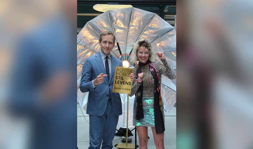 Pieter Roelofs ontvangt het eerste exemplaar van Achterhoekse Stillevens van Louise te Poele. Foto Merel Tulner
