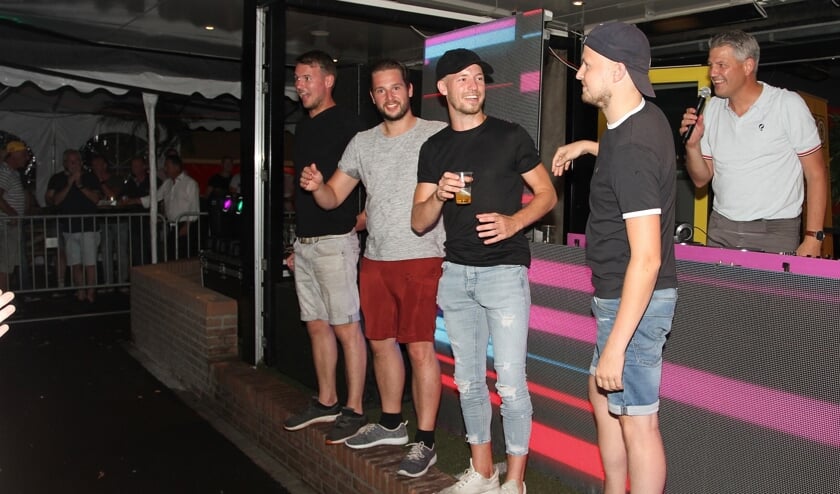 De organisatie van de zeskamp (DARIDAJA) wordt tijdens de feestavond bedankt door voorzitter Marc van der Linden. V.l.n.r.: Rik Schröer, Jarno Messink, Daan Horstman en Daan Wiegerink. Foto: Johan Bolink