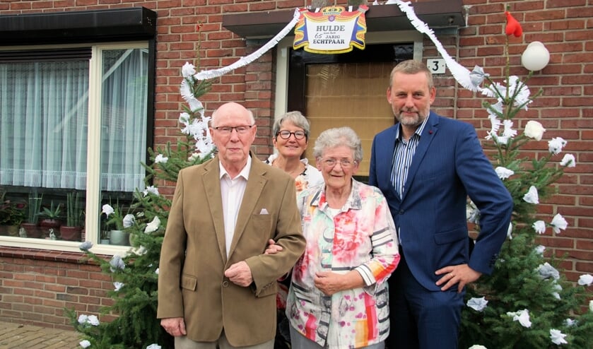 65 jaar zijn Günter en Gerrie Deussen getrouwd; het paar werd gefeliciteerd door burgemeester Anton Stapelkamp en zijn vrouw Cecile. Foto: Frank Vinkenvleugel