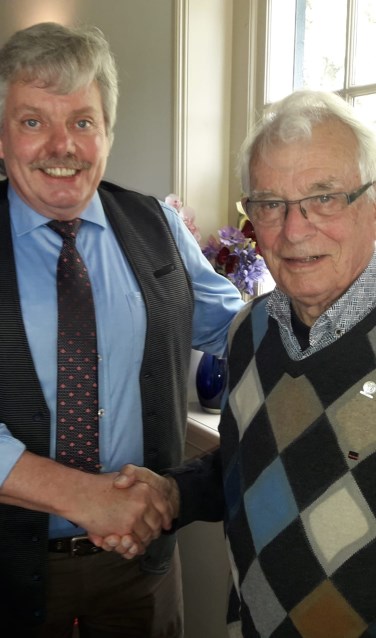 Voorzitter Henk Maalderink feliciteert Henk van Hof. Foto: Henk Greven