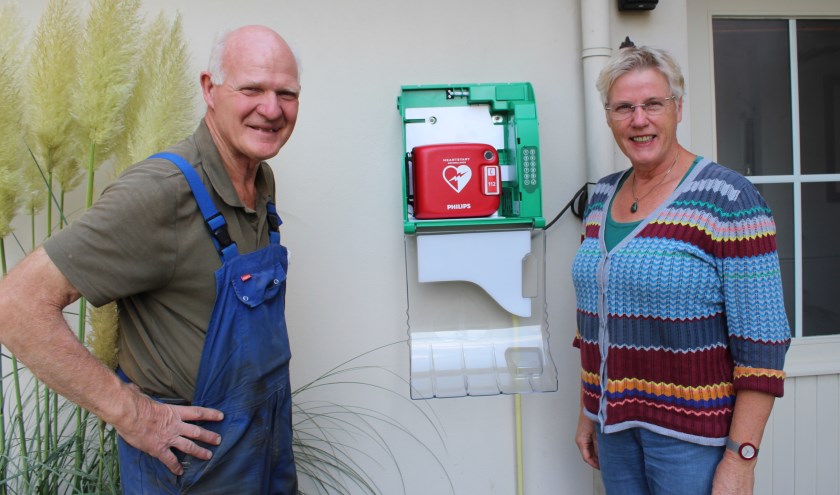 Gerrit Hermsen en zus Thea bij de BuurtAED aan de Antoniusstraat 11a in Lengel. Foto: Marlous Velthausz
