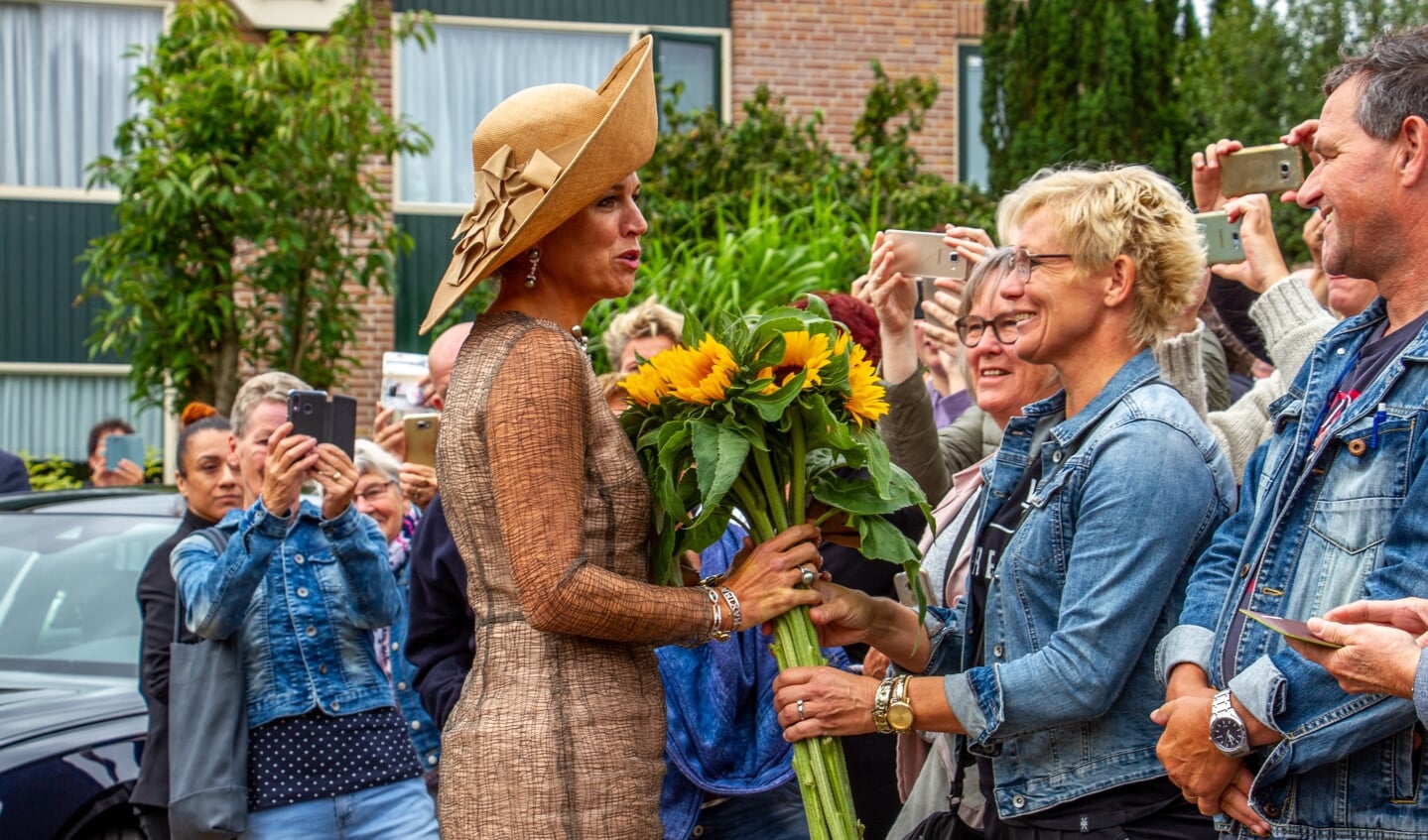 Koningin Máxima neemt de zonnebloemen aan van Erica Olthof. Foto: Liesbeth Spaansen