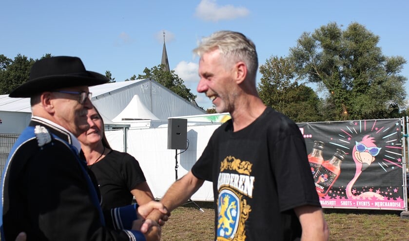 De kersverse kermiskoning Dennis Centen neemt de felicitaties in ontvangst: 'Gewéldig! Foto: Jurgen Siebes