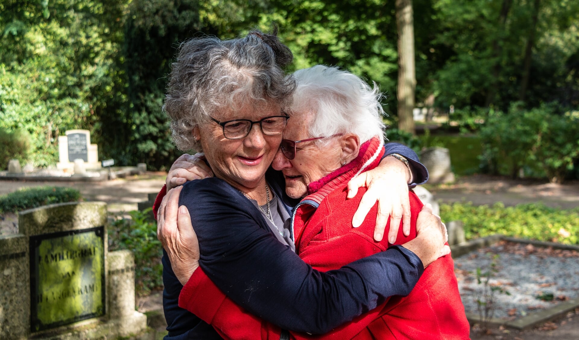 Lenie van Avezaath (91) valt in de armen bij Josephine Fisher (70). Foto: Henk Derksen