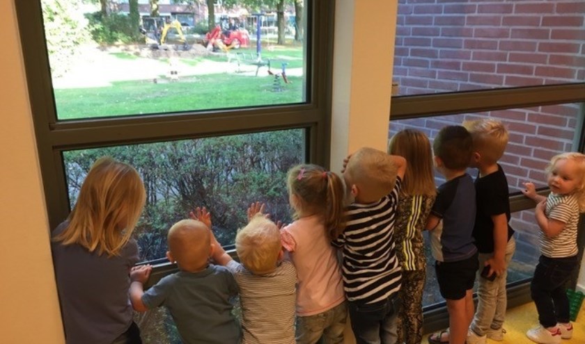 Het was dringen geblazen binnen achter het raam om de bouw te zien. Foto: PR