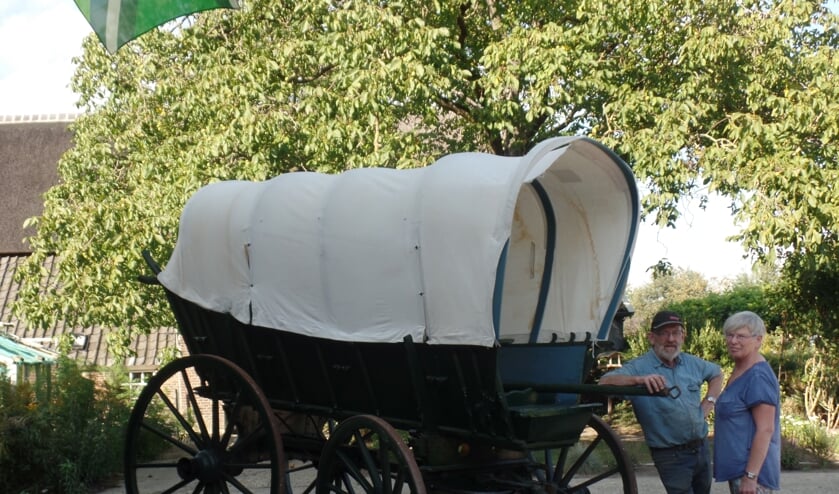 Rinus en Frida Pelgrum bij de kleedwagen die weer 'thuis' is op boerderij Groot Enzerink. Foto: Jan Hendriksen