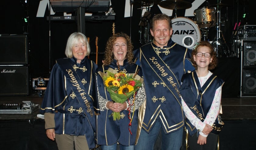 Koninklijke hoogheden van Bekveld 2019: (v.l.n.r.) Caroline Fonhof (vogelknuppelkoningin), Jeannette en Robert Bijenhof (koningspaar vogelschieten) en Anne Wullink (jeugdkoningin vogelschieten). Foto: Leo van Dam