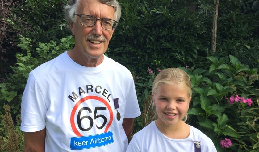 Marcel Stam loopt zijn 65ste Airborne Wandeltocht in Oosterbeek met kleindochter Jasmijn Willemsen. Foto: Beatrix Peelen