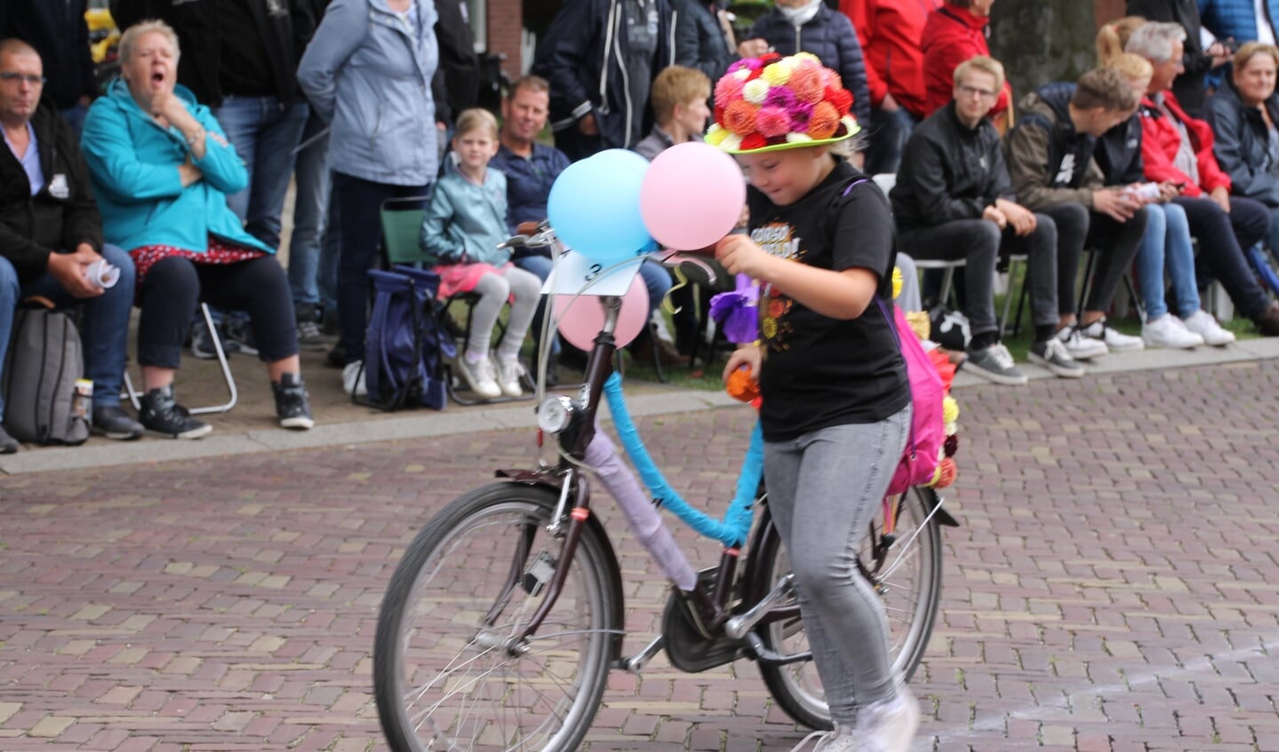 Winnaar van de Opstapklasse; Tess Wolterink met 'Versierde fiets'. Foto: Annekée Cuppers
