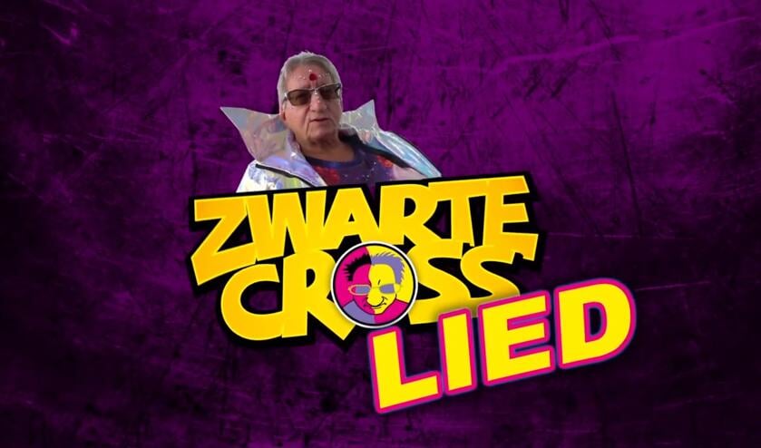 Tante Rikie erg content met het nummer van Eboman. foto: PR