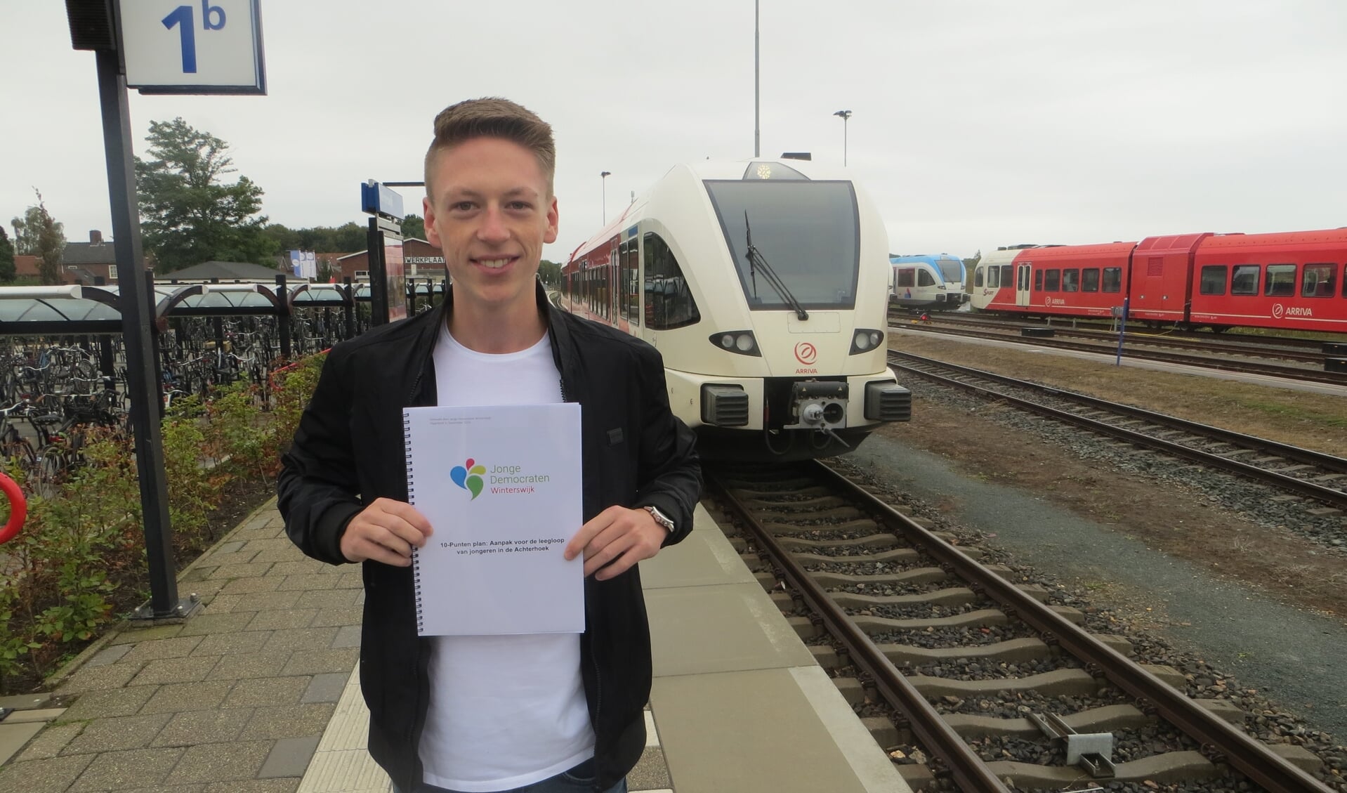 Casper Sonderen en andere jongeren pleiten voor snellere treinverbindingen. Foto: Bernhard Harfsterkamp