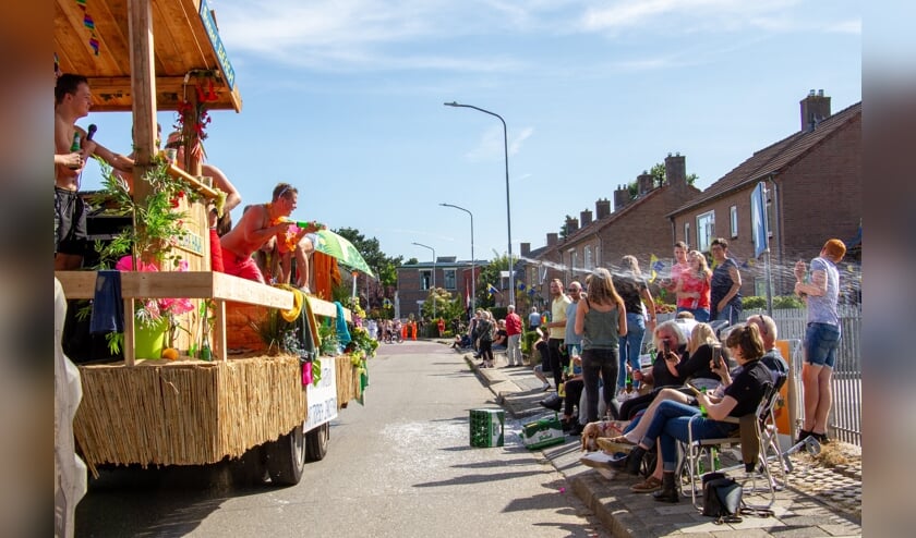 De kermisoptocht in Steenderen, vermaak voor wagenbouwers en publiek. Foto: Achterhoekfoto.nl/Liesbeth Spaansen