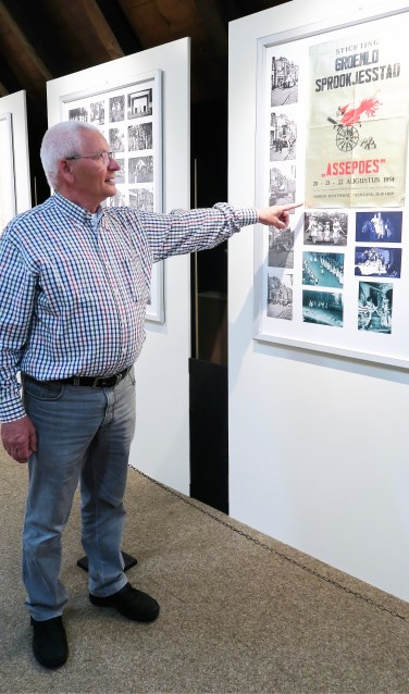 Henny Garstenveld bij ‘zijn’ expositie in Stadsboerderij Grolle. Foto: Theo Huijskes