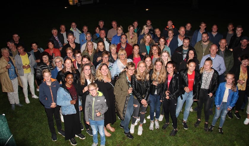 De volledig cast proost op locatie. Foto: Frank Gies