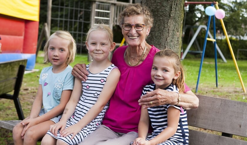 Gerda Ponds te midden van enkele kinderen. Foto: PR speeltuin De Schatberg