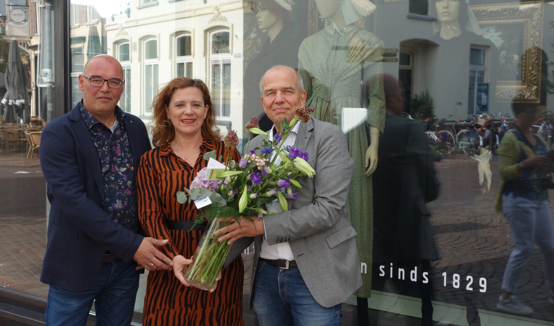 Van links naar rechts: Gillis Kluitenberg, Inez Lückman en wethouder Wim Aalderink. Voor de etalage van modecentrum Lückman. Foto: Clemens Bielen