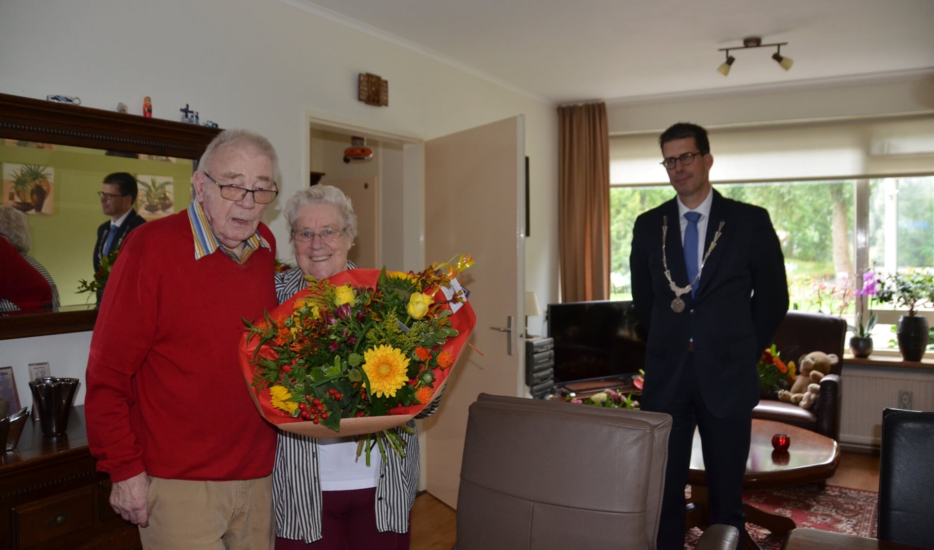 Burgemeester Joost van Oostrum had een prachtig boeket voor Marinus en Gerrie ter Maat. Foto: Bennie ter Maat
