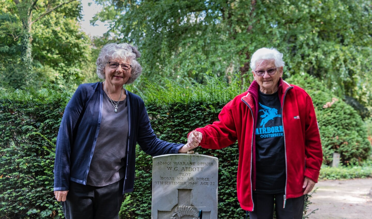 Lenie en Josephine bij het graf. Foto: Henk Derksen