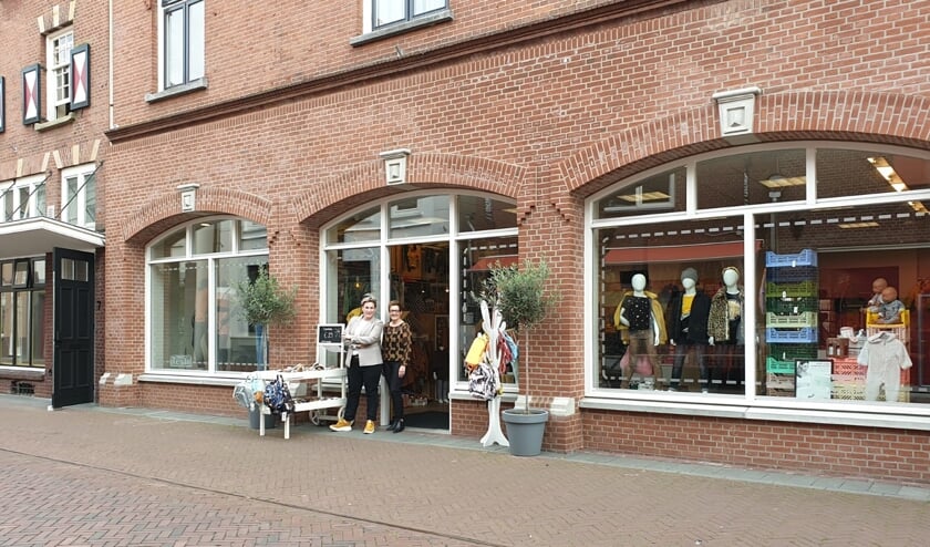Tessa en Marie-José ten Barge voor hun winkel in de Beltrumsestraat. Foto: PR
