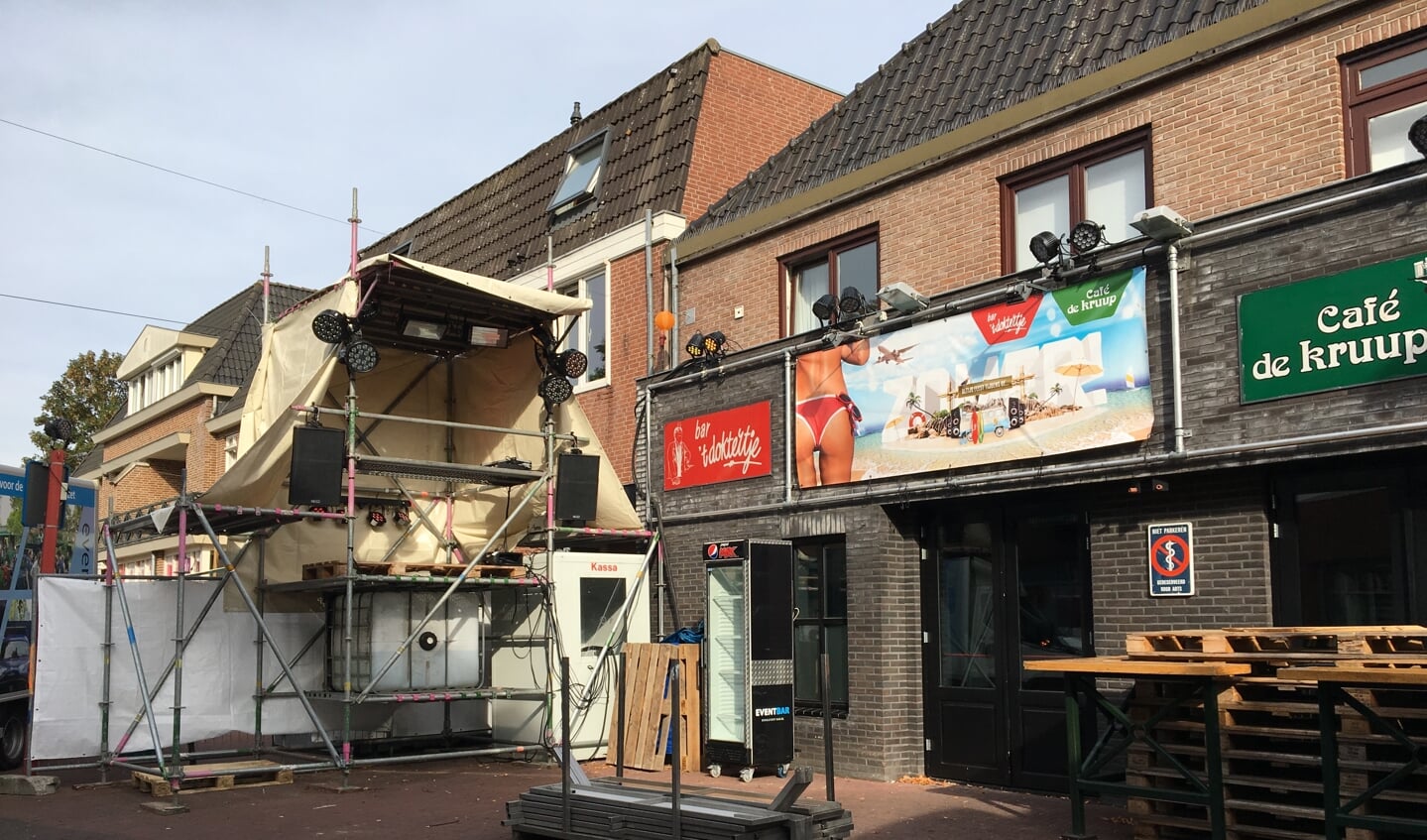 Bij De Kruup en Bar 't Doktertje worden ook alle zeilen bijgezet om alles gereed te krijgen voor de kermis. Foto: René Eikelkamp