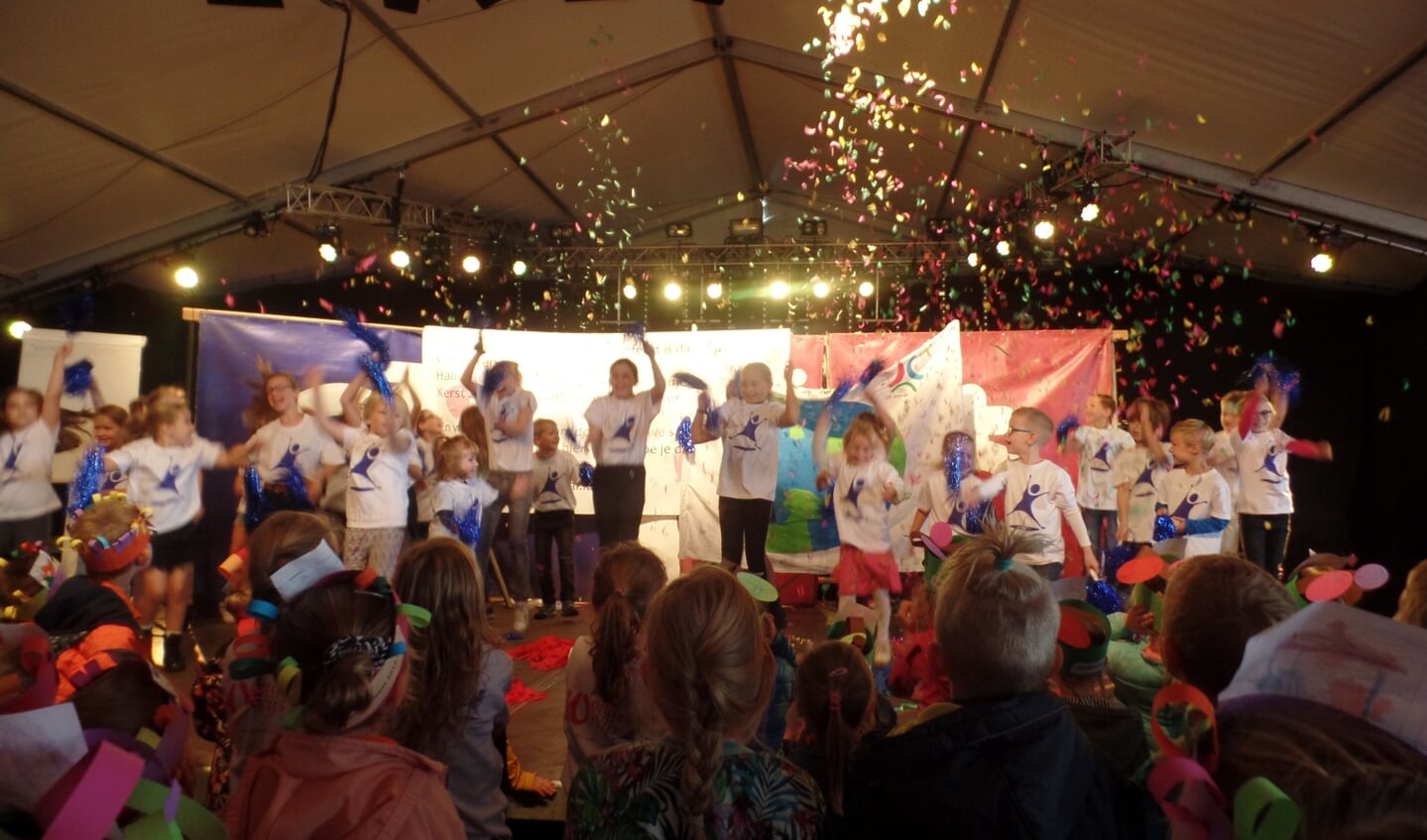 Leerlingen van WonderWijs zorgden voor een spetterende opening van de Septemberfeesten. Foto: Jan Hendriksen. 