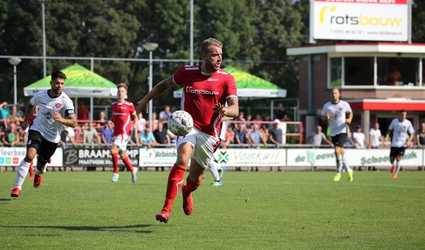 Rik van der Eerden van AZSV in het duel met FC Rijnvogels. Foto: Cor Hinkamp