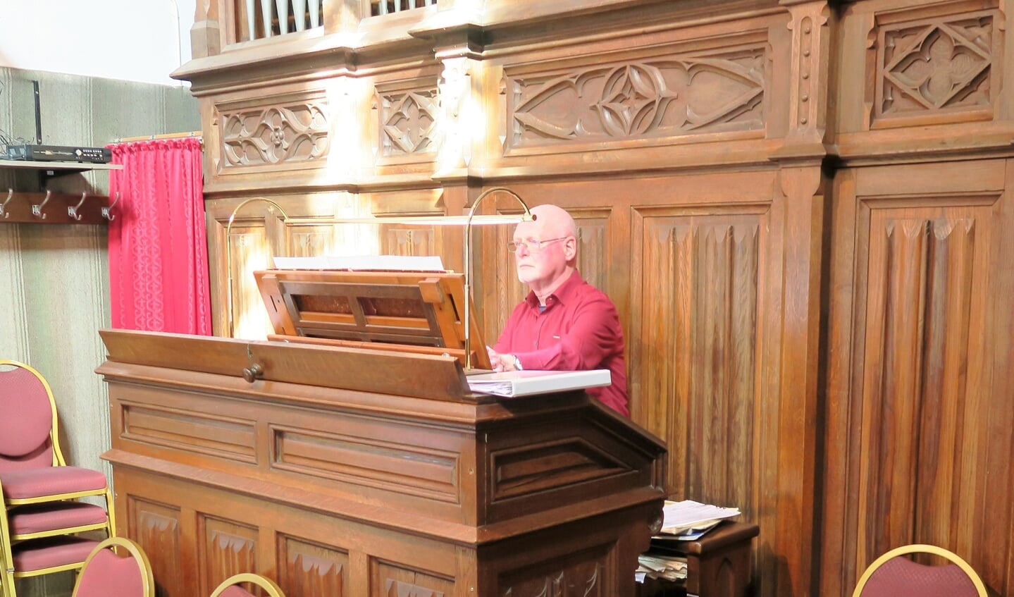 Jan de Leeuw als organist in Zieuwent. Foto: Theo Huijskes