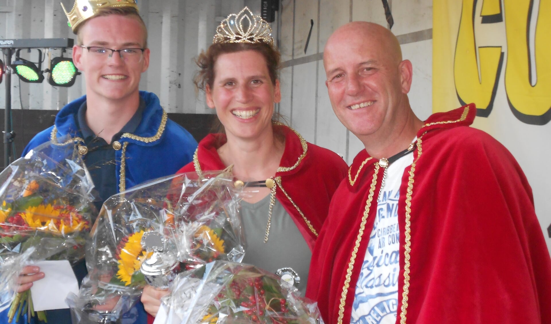 Koningspaar met hun prins: vlnr Jorn Kok, Mariska Bakker en Mike Lemmers. Foto: Gerry te Walvaart. 