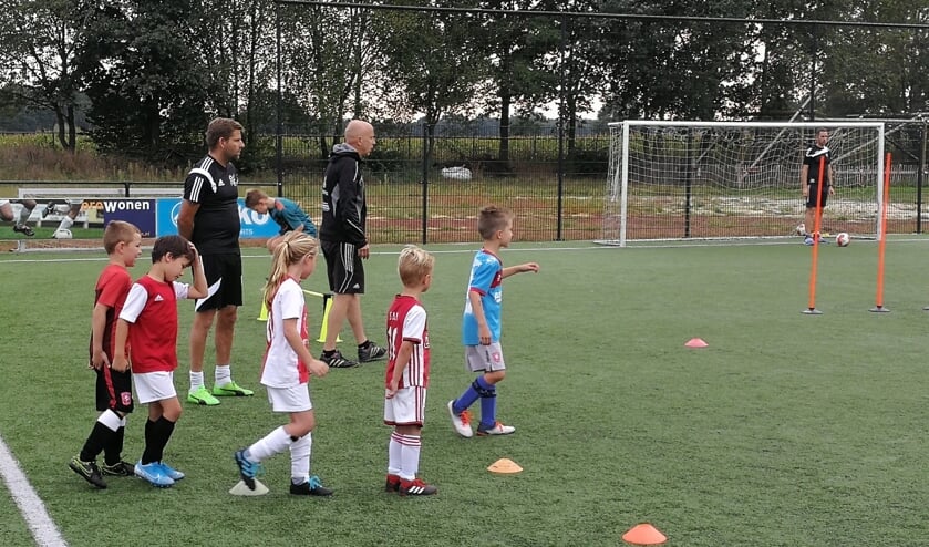 De kinderen krijgen elk kwartier een andere oefening. Foto: Rob Weeber