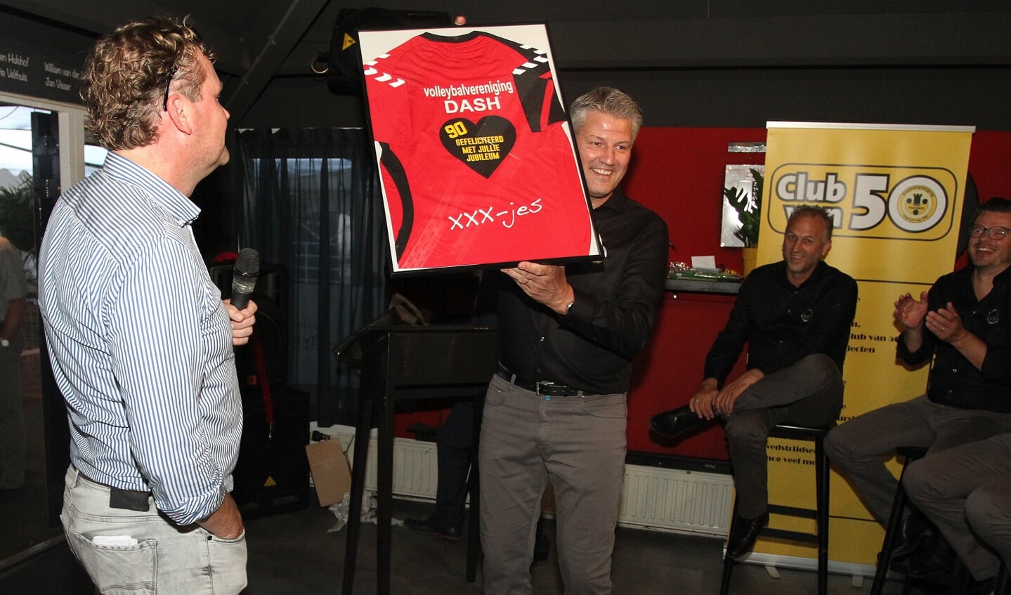 Namens de Vordense volleybalvereniging Dash overhandigde voorzitter Rein Bruinsma (l) aan voorzitter Marc van der Linden van VV Vorden een prachtig liefdesvol rood-zwart volleybalshirt. Foto: Johan Bolink.