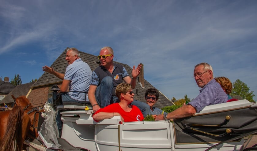 Koning van de schijf Wim Bergervoet (l.), Knuppelkoningin Elsken Kets (m.) en schutterskoning Stef Niessink (r.) in de koets. Foto: Achterhoekfoto.nl/Liesbeth Spaansen