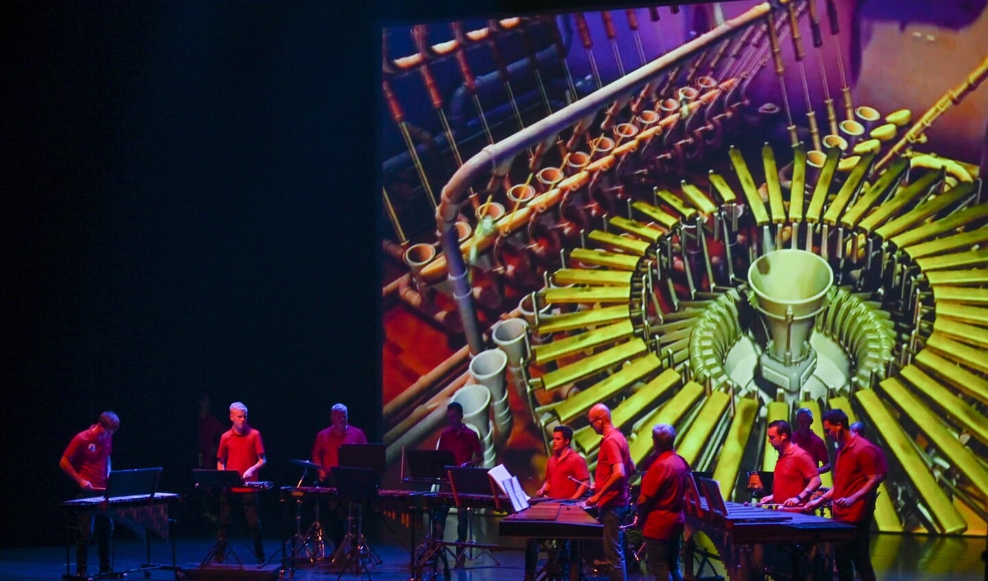 Percussiegroep Volharding uit Beek op het Amphionpodium, knap spelend met de video. Foto: Henk den Brok