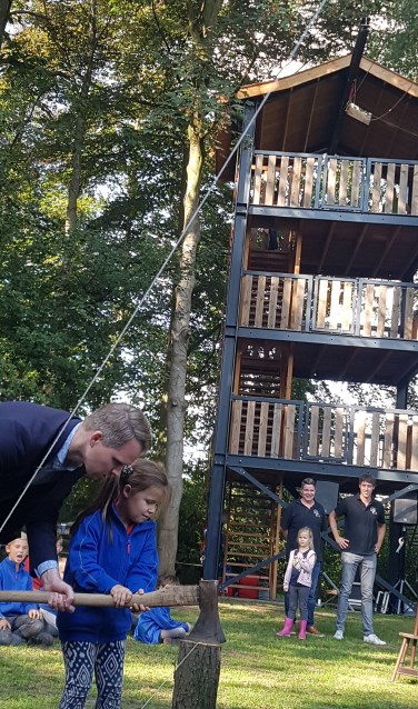 Wethouder Bart Porskamp opent samen met Lizzy Grooten de nieuwe speeltoren van Scouting Groenlo. Foto: Kyra Broshuis