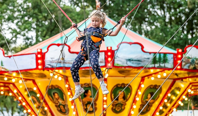 Guusje Hendriksen uit Silvolde op de bungee-trampoline. Foto: Henk van Raaij