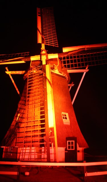 De Warkense Molen rood verlicht. Foto: PR