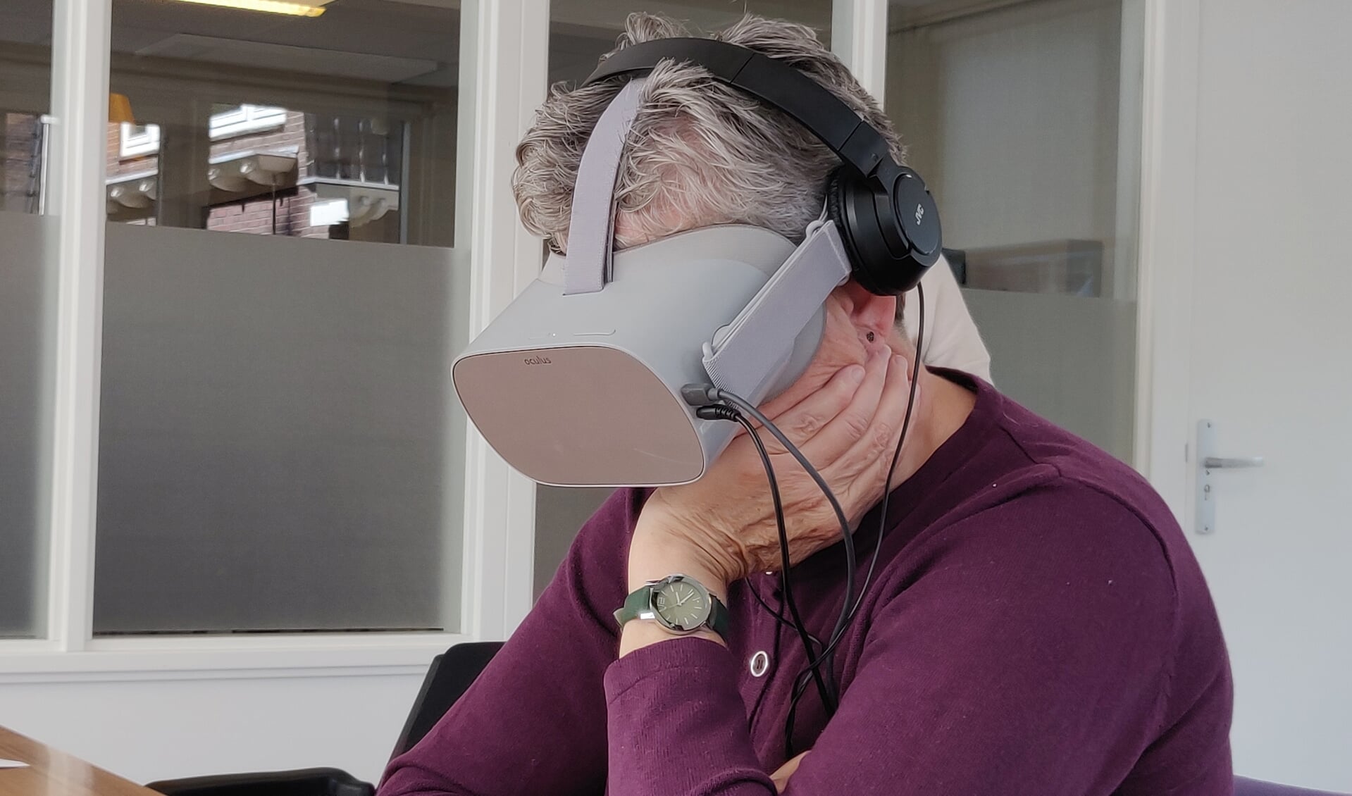 Met een VR-bril (VR is Virtual Reality, virtuele werkelijkheid) als gezond persoon dementie ervaren, blijkt een grote impact te hebben. Foto: Rob Stevens