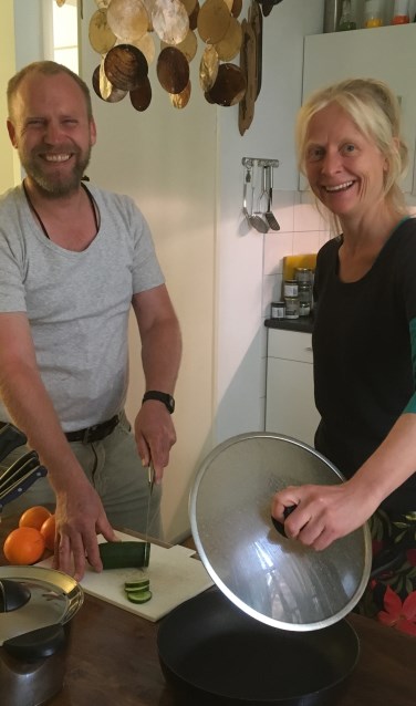 Initiatiefnemer Patrick Goossens en kookdocente Marij Verhaevert. Foto: PR
