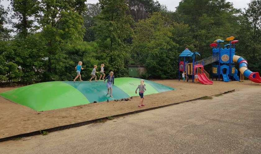 Kinderen van de buitenschoolse opvang Humankind in Hengelo vermaken zich op het springkussen. Foto: BSO PretLab