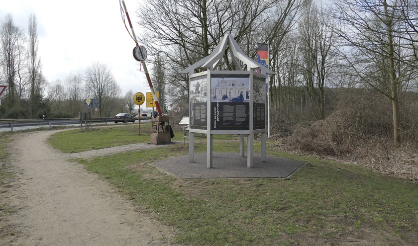 De weg rechtsaf richting Issleburg/Anholt wordt ongeveer twee maanden afgesloten. Foto: Bernd Brennemann