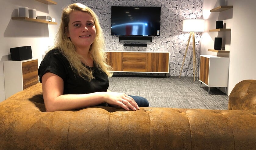 Leonie Vreeswijk in één van de 'huiskamers' van Obbink in Doetinchem. Foto: Miriam Szalata