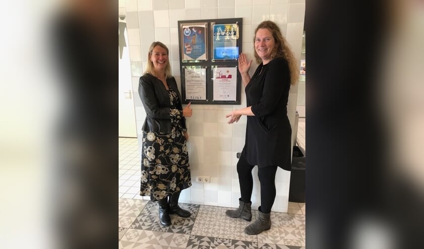 Laura Werger (wethouder sport gemeente Zutphen) en Marjolein Hobbelen (manager zwembad de IJsselslag). Foto: PR