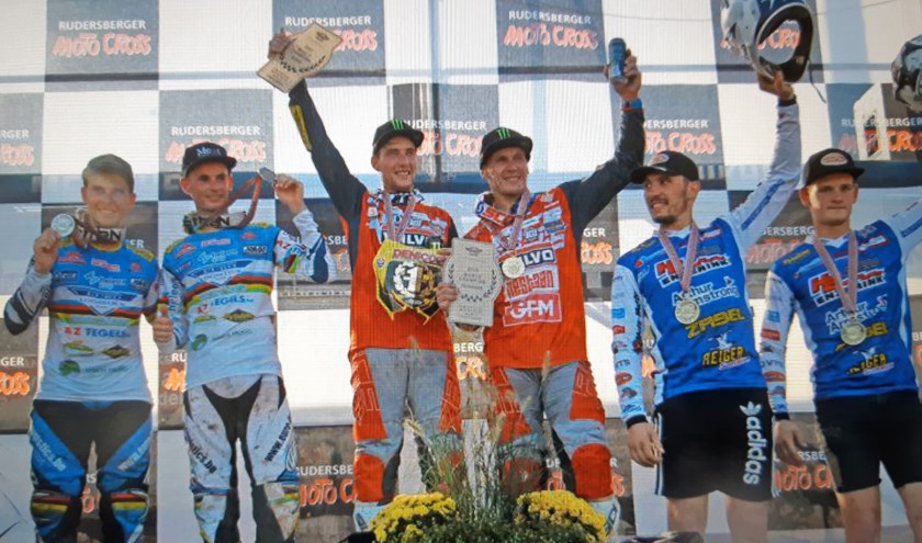 Rechts op het WK-podium Nicolas Musset en Koen Hermans met de bronzen medaille naast de wereldkampioenen Bax-Stupelis en links Vanluchene-van den Bogaart. Foto Rik Claeys