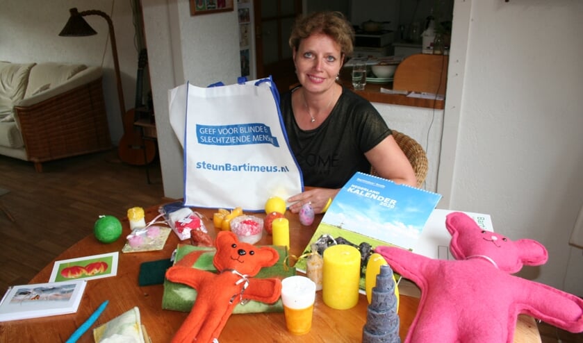 Rianne verkoopt spullen vanuit haar huis aan de Olmenstraat. Foto: Verona Westera