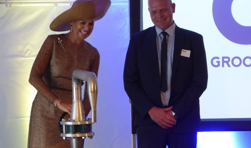 H.M. Koningin Máxima draait de schoonwaterkraan open. Naast haar Joris Groot Zevert. Foto: Rob Weeber