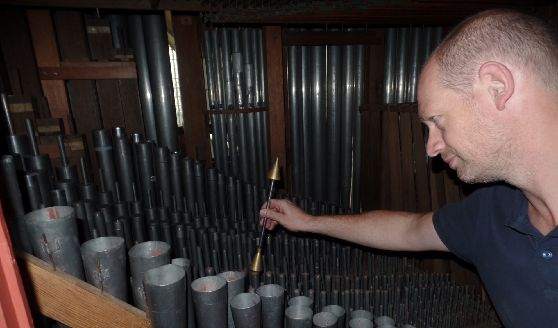 Vorige week waren medewerkers van orgelmaker Reil nog druk in weer om die klanken van alle pijpen te testen. Foto: Jan Hendriksen